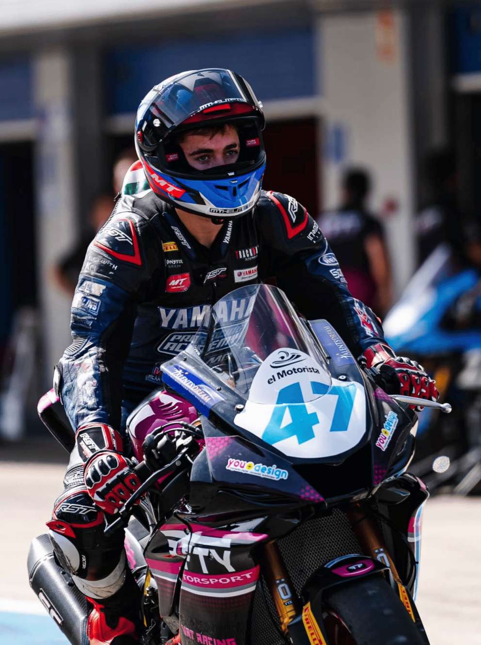 ESBK spanyol bajnokságos Fifty Motorsport Yamaha R6 fotó Varga Tibor Erikről