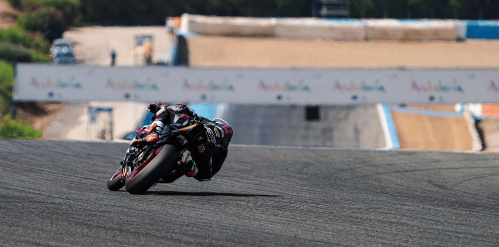 Varga Tibor Erik Fifty Motorsport akcióképe Yamaha R6 versenymotoron az ESBK-ban